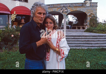 Sterben plant Maria Schell mit Ehemann Veit Relin, Schweiz 1973. Schauspielerin Maria Schell mit Ehemann Veit Relin, Schweiz 1973. Stockfoto