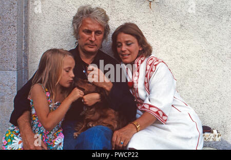 Fictitious character Maria Schell mit Veit Relin Ehemann und Tochter Marie Theres, Schweiz 1973 sterben. Schauspielerin Maria Schell mit Ehemann Veit Relin und Tochter Maria Theres, Schweiz 1973. Stockfoto