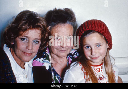 Sterben plant Maria Schell mit ihrer Mutter Margarethe und Tochter Marie Theres Relin, Schweiz 1976. Schauspielerin Maria Schell mit ihrer Mutter Margarethe und Tochter Marie Theres Relin, Schweiz 1976. Stockfoto