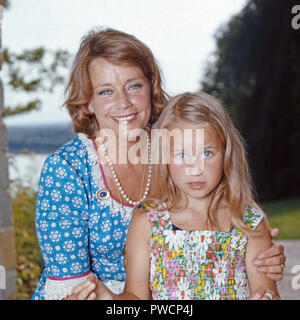 Fictitious character Maria Schell mit Tochter Marie Theres, Schweiz 1972 sterben. Schauspielerin Maria Schell mit ihrer Tochter Marie Theres, Schweiz 1972. Stockfoto