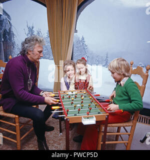 Sterben plant Maria Schell mit Ehemann Veit Relin, Tochter Marie Theres und Sohn Oliver, Schweiz 1972. Schauspielerin Maria Schell mit Ehemann Veit Relin, Tochter Marie Theres und Sohn Oliver, Schweiz 1972. Stockfoto