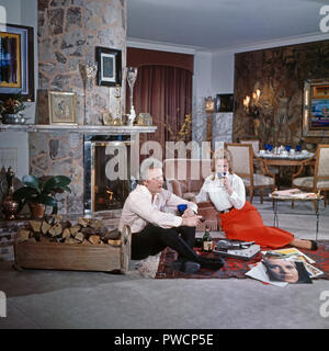 Sterben plant Maria Schell hört Schallplatten mit Ehemann Veit Relin, Schweiz 1971. Schauspielerin Maria Schell hören Cds mit Ehemann Veit Relin, Schweiz 1971 aufzeichnen. Stockfoto