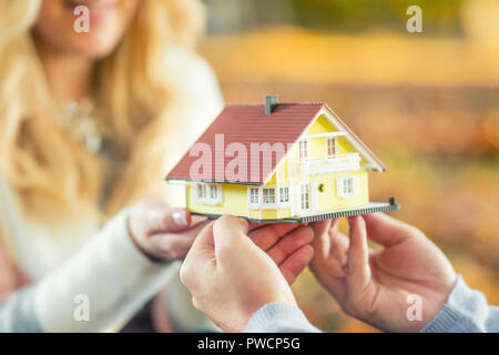 Junge liebende Paar hält kleine Modell Haus. Stockfoto