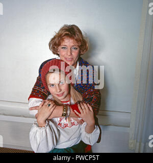 Sterben plant Maria Schell mit Tochter Marie Theres Relin, Schweiz 1976. Schauspielerin Maria Schell mit Tochter Marie Theres Relin, Schweiz 1976. Stockfoto