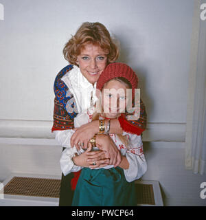 Sterben plant Maria Schell mit Tochter Marie Theres Relin, Schweiz 1976. Schauspielerin Maria Schell mit Tochter Marie Theres Relin, Schweiz 1976. Stockfoto