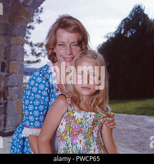 Fictitious character Maria Schell mit Tochter Marie Theres, Schweiz 1972 sterben. Schauspielerin Maria Schell mit ihrer Tochter Marie Theres, Schweiz 1972. Stockfoto