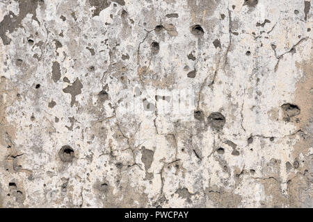 Beton Wand Hintergrund mit Einschusslöchern, Schlaglöcher aus Waffe schießen Stockfoto