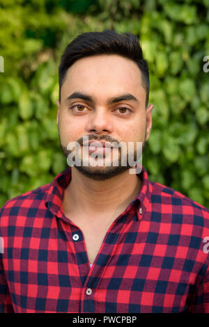 Junge Bartgeier indischer Geschäftsmann entspannend in der Mall in Bangkok. Stockfoto