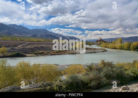 Stakna Klosters und der Indus River im Herbst, Ladakh, Indien Stockfoto