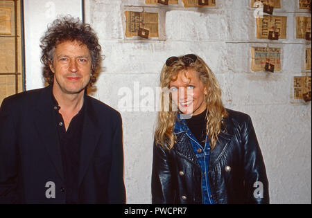 Kölschrocker Wolfgang Niedecken mit Ehefrau Tina in Düsseldorf, Deutschland 1999. Köln rock Sänger Wolfgang Niedecken mit seiner Frau Tina in Duesseldorf, Deutschland 1999. Stockfoto