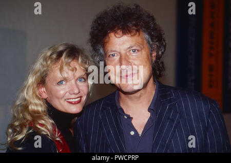 Kölschrocker Wolfgang Niedecken mit Ehefrau Tina in Düsseldorf, Deutschland 1999. Köln rock Sänger Wolfgang Niedecken mit seiner Frau Tina in Duesseldorf, Deutschland 1999. Stockfoto