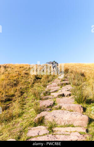 Männer, die Bikes bis Stein weg in die Brecon Beacons Stockfoto