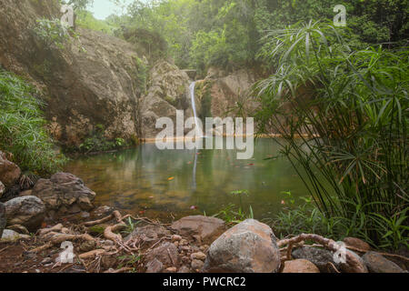 Budlaan Wasserfälle outdoor Aktivitäten Wandern entlang eines Flusses creek Wasserlauf vorbei Bambus Brücke, Serie von Bildern in Cebu Provinz Stockfoto