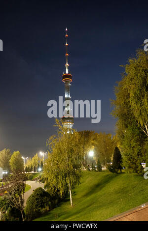 Blick auf den Fernsehturm Toshkent Taschkent Teleminorasi einen 375 Meter hohen Turm, die derzeit die zweite höchste Struktur in Zentralasien in Taschkent die Hauptstadt von Usbekistan Stockfoto