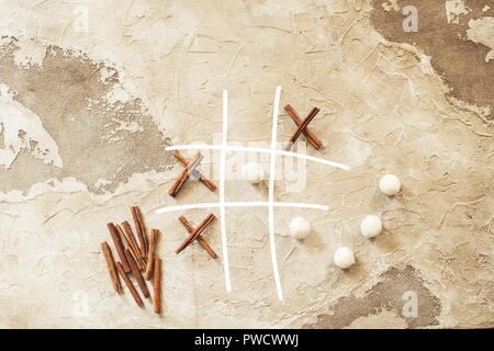 Tic Tac Toe Zimt Schneeball Herbst vs Winter Konzept Stockfoto