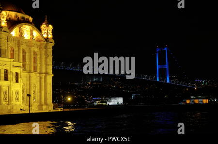 Istanbul, Ortaköy Moschee, Nachtlichter und den Bosporus Brücke dahinter aussieht. Stockfoto