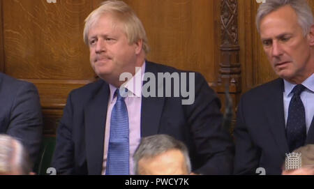 MP Boris Johnson reagiert, nachdem der Premierminister Theresa kann auf die Frage nach ihrem Update auf die neuesten Entwicklungen in der Brexit Verhandlungen im Unterhaus, London reagiert. Stockfoto