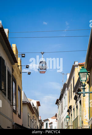 Seilbahn über die Altstadt von Funchal auf der Insel Madeira, Portugal, Oktober 2018 übergeben Stockfoto