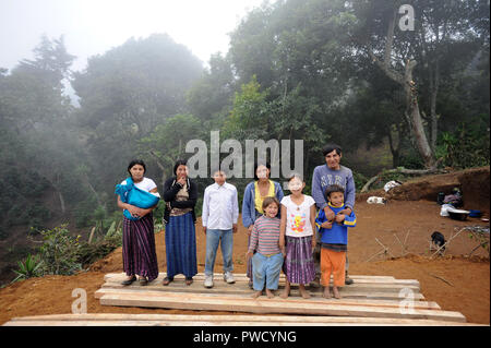 Ein maya eingeborene Familie in Aqua Escondida, Slola, Guatemala. Stockfoto