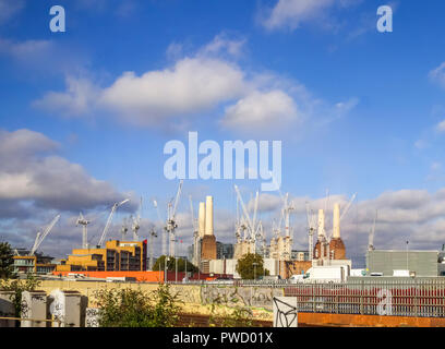 White Tower cranes umgeben den ikonischen stillgelegt Battersea Power Station neu entwickelt für gemischte Nutzungen und High Class Luxury Apartments, Stockfoto