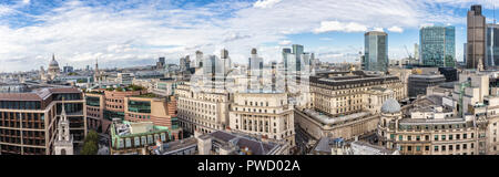 Tagsüber Dachterrasse mit Panoramablick über die Stadt London Financial District einschließlich der Bank von England, der Tower 42 und West St Paul's Cathedral Stockfoto