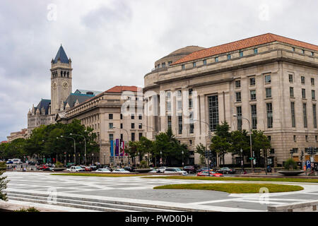 Washington DC, USA - 12. Oktober 2017: Street View der Old Post Office Pavilion Gebäude und Uhrturm und International Trade Center Gebäude in Stockfoto