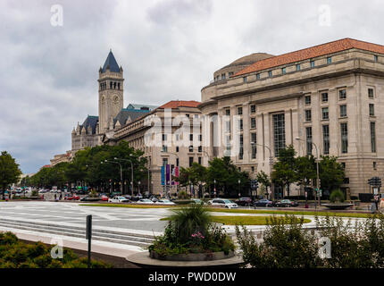 Washington DC, USA - 12. Oktober 2017: Street View der Old Post Office Pavilion Gebäude und Uhrturm und International Trade Center Gebäude in Stockfoto