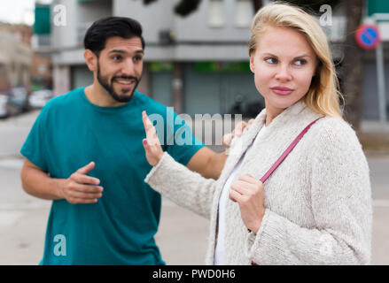 Paar ist Streit wegen der Meinungsverschiedenheiten zwischen ihnen im Park. Stockfoto