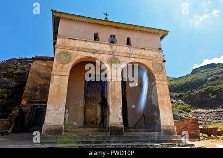 Licht fällt durch ein Seitenfenster in der Eingangshalle des semi-monolithische Kirche Abreha wa Atsbeha in der Nähe von Wukro, Tigray, Äthiopien Stockfoto