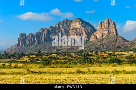 Nördlichen Teil des Ostafrikanischen Rift Valley mit dem Gheralta Berge steigen vom Hawzien Plain, Tigray, Äthiopien Stockfoto