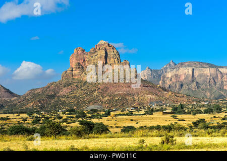 Nördlichen Teil des Ostafrikanischen Rift Valley mit dem Gheralta Berge steigen vom Hawzien Plain, Tigray, Äthiopien Stockfoto