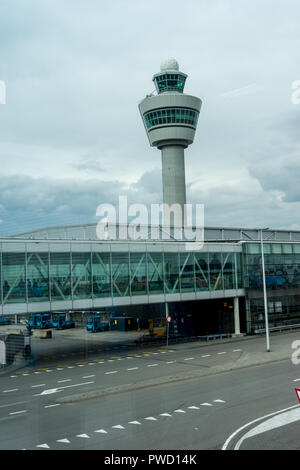 Niederlande, Den Haag, Schiphol, Europa, dem Flughafen Schiphol, ÜBERBLICK ÜBER DIE KOMMUNIKATION TURM GEGEN SKY Stockfoto