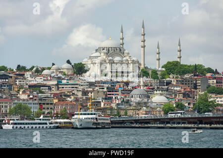 Süleymaniye-moschee dominieren die Skyline des Goldenen Horns mit Galata Brücke, den Bosporus und Fähren im Vordergrund, Istanbul, Türkei Stockfoto