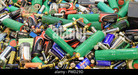 TURKU, FINNLAND - 19 September 2018: Panorama viele gebrauchte Batterien. Recycling, Naturschutz, Umwelt und Ökologie Konzept. Stockfoto