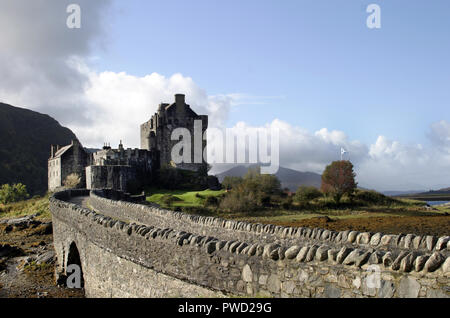 Der Damm, auf das 13. Jahrhundert Eilean Donan Castle, die auf einer kleinen Insel im Loch Duich, Schottland sitzt führt. Stockfoto