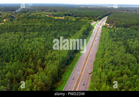 Luftaufnahme über Straße im Sommer nach Riga, Lettland Stockfoto
