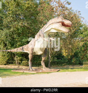 Großes Modell der prähistorischen Dinosaurier wie Tyrannosaurus rex in der Natur. Realistische Landschaften. sonnigen Tag. Stockfoto