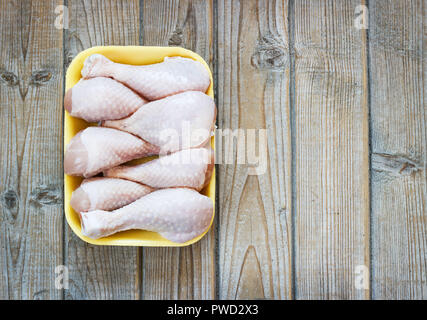 Frisches rohes Huhn Stücke auf einer hölzernen Hintergrund in ein Fach ein. Stockfoto