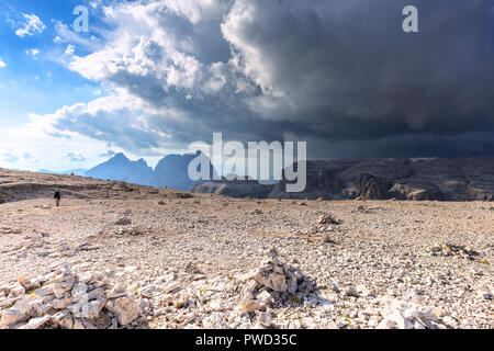 Ein Spaziergang auf den Piz Pordoi mit kommenden Sturm im Hintergrund. Val di Fassa, Trentino, Dolomiten, Italien, Europa. Stockfoto