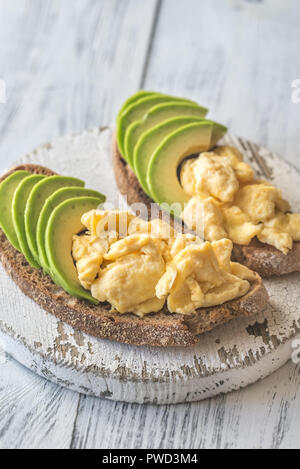 Sandwiches mit Avocado und Rührei Stockfoto