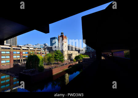 Kirche von St Giles, Cripplegate, Barbican, London, England, UK. Kirche in der Mitte des Barbican Arts und Gehäuse. Stockfoto