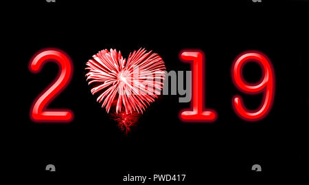 2019, Red Feuerwerk in der Form eines Herzens Stockfoto