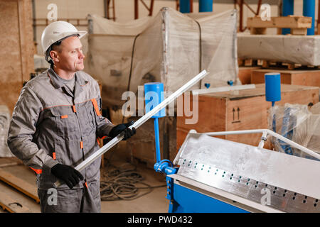 Metal Ecke aus Verzinkten. Werkzeug und Ausrüstung für Blech. Herstellung Werkstatt. Die Produktion von Lüftungs- und Dachrinnen. Stockfoto