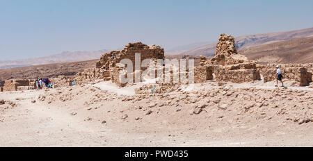 Touristen in der Nähe der Taubenschlag columbarium Wachtürmen entlang der westlichen Kasematte Mauern der Festung Masada in Israel. Stockfoto