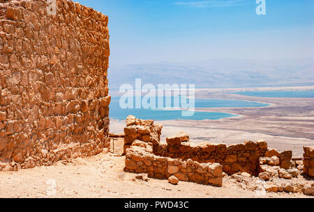 Ein Blick auf das Tote Meer in der Nähe des Snake weg Tor und der Rebel Behausungen der Festung Masada in Israel. Stockfoto