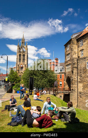 Großbritannien, England, Tyneside, Newcastle upon Tyne, St Nicholas Street, Castle Garth, Besucher saßen draußen Schloss Black Gate Stockfoto