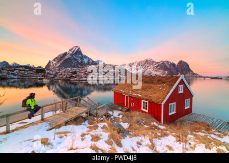 Traditionelle Rorbu mit Grasdach, Reine, Lofoten, Norwegen Stockfoto