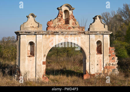 Die Ruinen der alten verlassenen Barock Gateway in Nordböhmen. Stockfoto