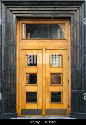 Die Tür des alten Europäischen Gebäude. Das äußere Design Element des alten Kiew. Beispiel der Welt architektonische Erbe. Stockfoto