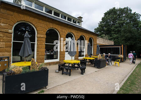 Delapre Abbey Café Northampton UK Bogenbögen historische Geschichte Bänke Tischtische Essen Restaurant vor den Steinmauern der Einheimischen Stockfoto